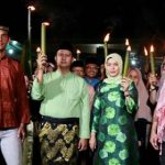 Bupati Bintan Apri Sujadi bersama istri dan masyarakat Bintan saat menggelar pawai obor
