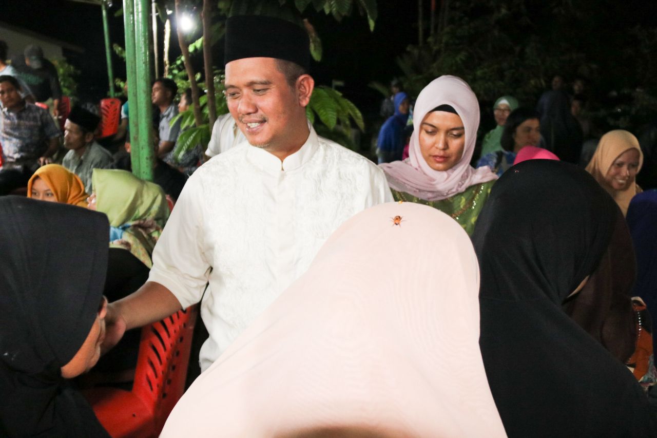 Bupati Bintan saat menyapa warga Bintan saat menghadiri silaturahmi
