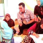 Bupati Bintan saat mengunjungi Stand Bazar Kerajinan Barang Bekas di Gedung Community Centre , Tanjung Uban, Kamis (10/5)