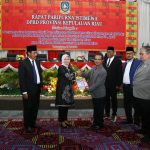 Badan Pemeriksa Keuangan (BPK) RI. Anggota V BPK RI, Isma Yatun menyerahkan hasil audit BPK ke Ketua DPRD Kepri, Jumaga Nadeak