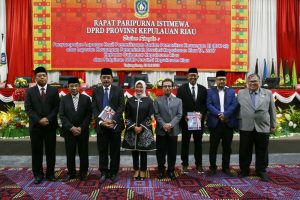 Foto bersama Pimpinan DPRD Kepri bersama Gubernur Kepri dan Badan Pemeriksa Keuangan (BPK) RI. Anggota V BPK