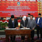 Gubernur Kepri Nurdin Basirun dan Badan Pemeriksa Keuangan (BPK) RI. Anggota V BPK RI, Isma Yatun tandatangan serah terima audit BPK