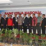 Ketua DPRD Kepri Jumaga Nadeak dan Wakil Gubernur Kepri Isdianto foto bersama dengan peserta Rakernas Parna se Indonesia