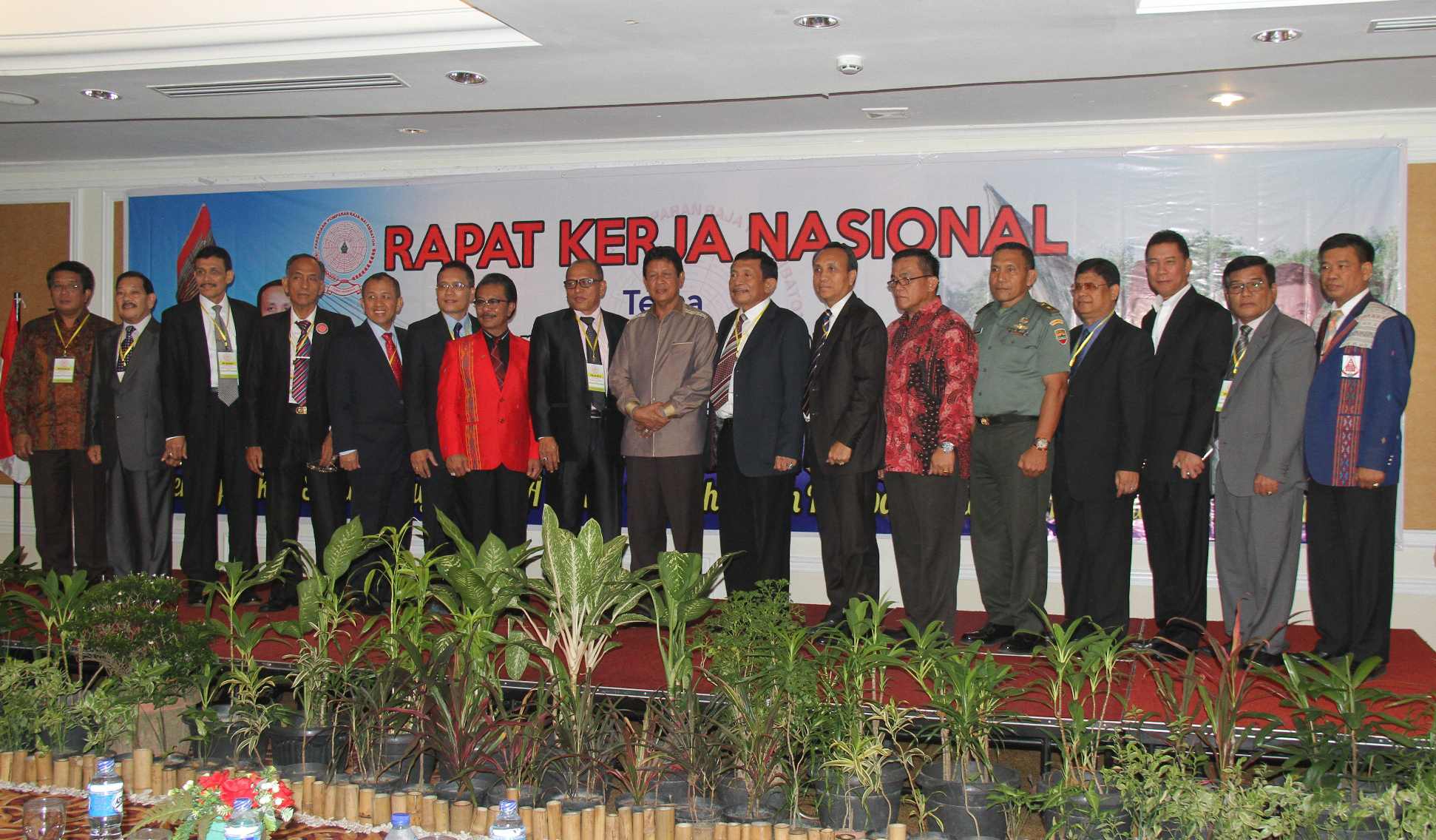 Ketua DPRD Kepri Jumaga Nadeak dan Wakil Gubernur Kepri Isdianto foto bersama dengan peserta Rakernas Parna se Indonesia