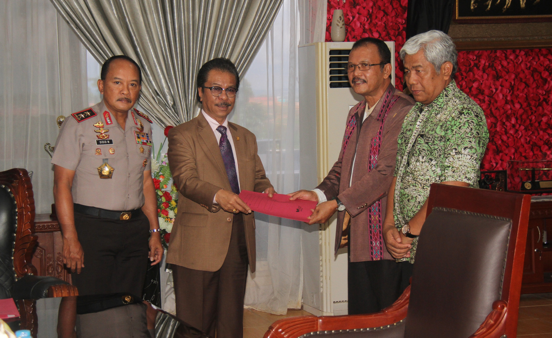 Pimpinan Lembaga Gereja Aras Nasional Provinsi Kepri sampaikan sikap belasungkawa korban bom di hadapan Kapolda Kepri dan Ketua DPRD Kepri