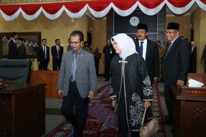 Ketua DPRD Kepri, Jumaga Nadeak bersama Badan Pemeriksa Keuangan (BPK) RI. Anggota V BPK RI, Isma Yatun memasuki ruangan sidang paripurna