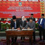 Ketua DPRD Kepri Jumaga Nadeak dan Gubernur Kepri lakukan tandatangan serah terima audit BPK
