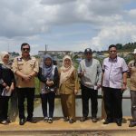 Komisi III DPRD Kepri foto bersama dengan pegawai Dinas PUPR setelah meninjau saluran air di Batam