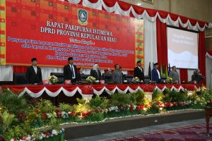 Menyanyikan lagu Indonesia Raya dalam rapat paripurna