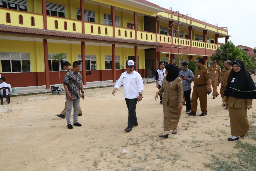 Pengurus sekolah memberi penjelasan terkait permasalahan di sekolah kepada tim LKPJ DPRD Kepri