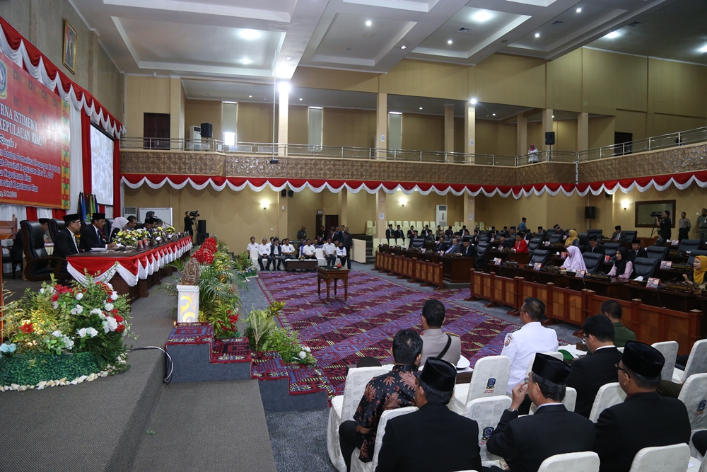 Sejumlah undangan dan DPRD Kepri menghadiri kegiatan paripurna