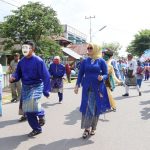 Bupati Bintan, Apri Sujadi memakai topeng saat ikut menari