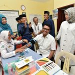 Bupati Bintan, Apri Sujadi saat memeriksa tensi di salah satu rumah sakit di Bintan