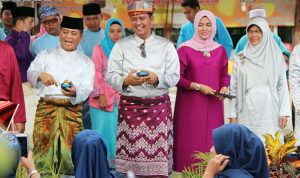 Bupati Bintan Apri Sujadi dan Wakil Bupati Bintan, Dalmasri saat menyapa warga Bintan