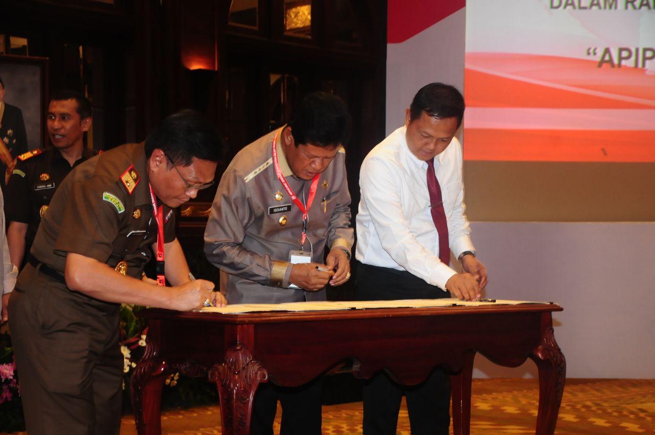 Penandatanganan Perjanjian Kerja Sama (PKS) APIP APH Tingkat Provinsi dalam Rangka Pengaduan Masyarakat, di Ruang Birawa Bidakara, Jakarta, Senin (7/5)