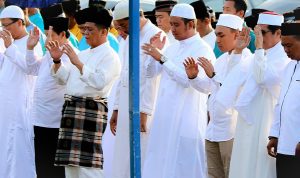 Bupati dan Wakil Bupati Bintan saat melangsungkan sholat berjamaah beberapa waktu lalu