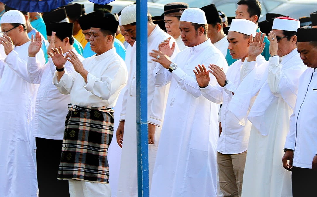 Bupati dan Wakil Bupati Bintan saat melangsungkan sholat berjamaah beberapa waktu lalu