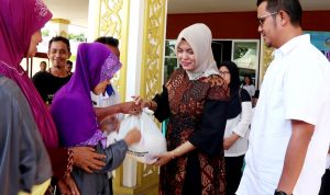 Pemberian sembako oleh Dekranasda Bintan