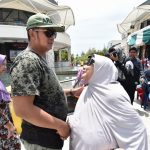 7032395c-b7f0-4735-b8da-9791e9d71ceb Bupati Bintan saat menyalami wisatawan lokal beberapa waktu lalu di salah satu tempat wisata di Bintan