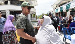Bupati Bintan saat menyalami wisatawan lokal beberapa waktu lalu di salah satu tempat wisata di Bintan