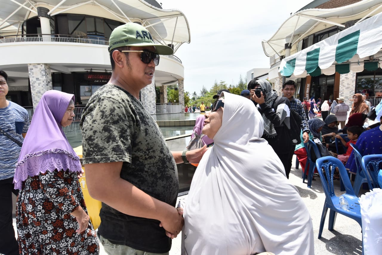 Bupati Bintan saat menyalami wisatawan lokal beberapa waktu lalu di salah satu tempat wisata di Bintan