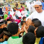 Bupati Bintan, Apri Sujadi bersalaman dengan anak didik di Bintan