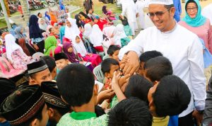 Bupati Bintan, Apri Sujadi bersalaman dengan anak didik di Bintan