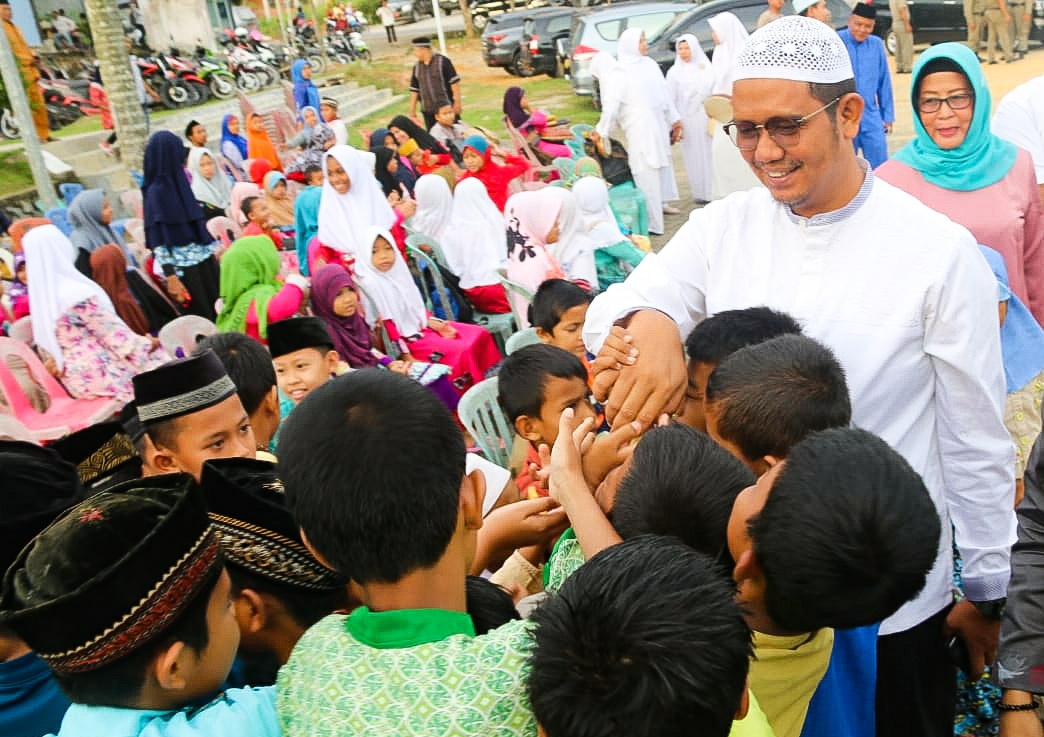Bupati Bintan, Apri Sujadi bersalaman dengan anak didik di Bintan