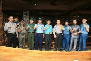 Pelaksana tugas Wali Kota Tanjungpinang, Raja Ariza foto bersama denganForum Komunikasi Pimpinan Daerah (FKPD) Kota Tanjungpinang seusai menggelar coffee morning