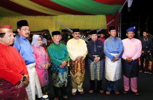 Sekdako Tanjungpinang foto bersama dengan Gubernur, Wakil Gubernur, Bupati Karimun, Wakil Bupati Bintan dan DPRD Kepri dalam acara MTQ VII Provinsi Kepri