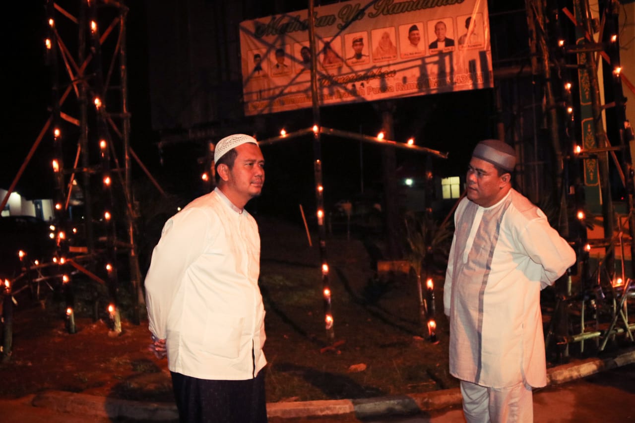 Bupati Bintan meninjau lampu cangkok
