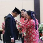 Bupati Bintan H Apri Sujadi, S.Sos menerima penghargaan Manggala Karya Kencana 2018 dari Menteri Koordinator Bidang Pembangunan Manusia dan Kebudayaan Republik Indonesia Puan Maharani saat Puncak Hari Keluarga Nasional (HARGANAS) XXV tahun 2018 di Kediaman Gubernur Sulawesi Utara, Kota Manado, Jum'at (6/7) malam