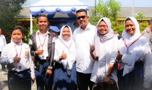 Bupati Bintan Pantau hari pertama masuk anak sekolah di Bintan