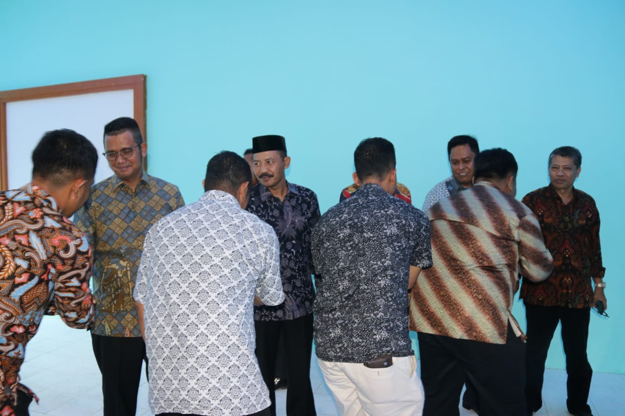 Pegawai Bintan melakukan halal bi halal di hari pertama kerja