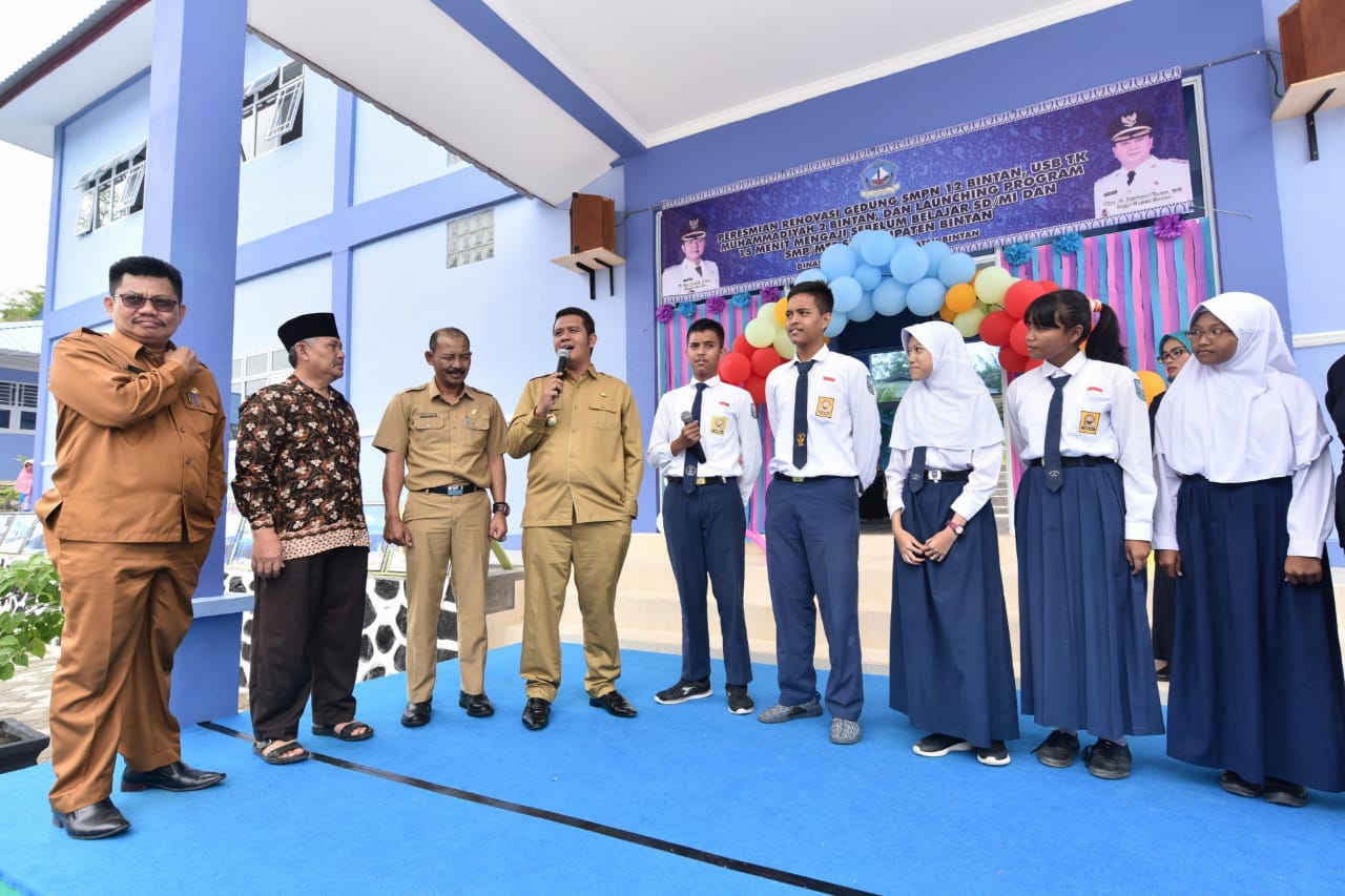Bupati Bintan saat menghadiri acara sekolah kemarin