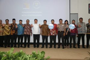 Wakil Ketua Komisi I DPRD Kepri Taba Iskandar, anggota DPRD Kepri Asmin Patros, Kepala BNN RI, Komjen Heru Winarko, Kepala BP Batam, Lukita Diansyah Tuwo dan jajaran pejabat lainnya foto bersama