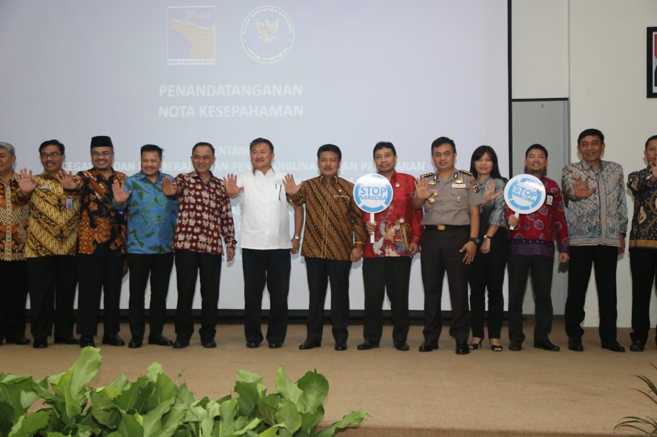 Wakil Ketua Komisi I DPRD Kepri Taba Iskandar, anggota DPRD Kepri Asmin Patros, Kepala BNN RI, Komjen Heru Winarko, Kepala BP Batam, Lukita Diansyah Tuwo dan jajaran pejabat lainnya foto bersama