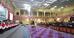 Suasana rapat paripurna dengan agenda pemandangan umum fraksi terhadap Ranperda tentang LPP APBD Tahun Anggaran 2017