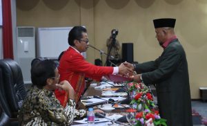Fraksi PDIP melalui juru bicaranya Eri Suwandi menyerahkan catatan pandangan umum kepada Ketua DPRD