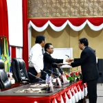 Rudi Chua menyerahkan hasil laporan Ranperda PBMD kepada Ketua DPRD Kepri Jumaga Nadeak