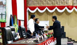 Rudi Chua menyerahkan hasil laporan Ranperda PBMD kepada Ketua DPRD Kepri Jumaga Nadeak
