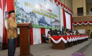 Juru bicara Fraksi Hanura Plus Sukri Fahrial membacakan pandangan umumnya