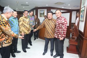 Wakil Ketua Komisi I DPRD  Kepri Taba Iskandar berbincang usai acara