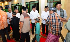 IMG_4109 Gubernur Kepri Nurdin Basirun menyalami warganya