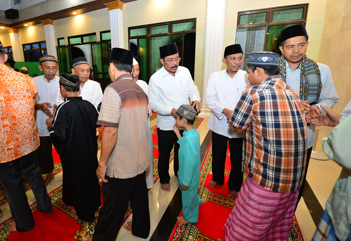 Gubernur Kepri Nurdin Basirun menyalami warganya