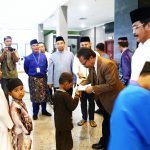 IMG_8080 Puluhan anak yatim nampak berbaris untuk menerima santunan dari Ketua DPRD Kepri