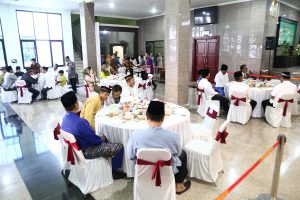 Sejumlah tamu undangan nampak hadir dalam buka bersama keluarga besar Sekwan Kepri