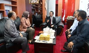 Ketua DPRD Provinsi Kepulauan Riau Jumaga Nadeak menerima kunjungan anggota Komisi Pemilihan Umum (KPU) Provinsi Kepulauan Riau, Senin (16/7)