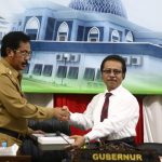 Ketua DPRD Kepri Jumaga Nadeak menyerahkan laporan akhir pansus LHP BPK RI