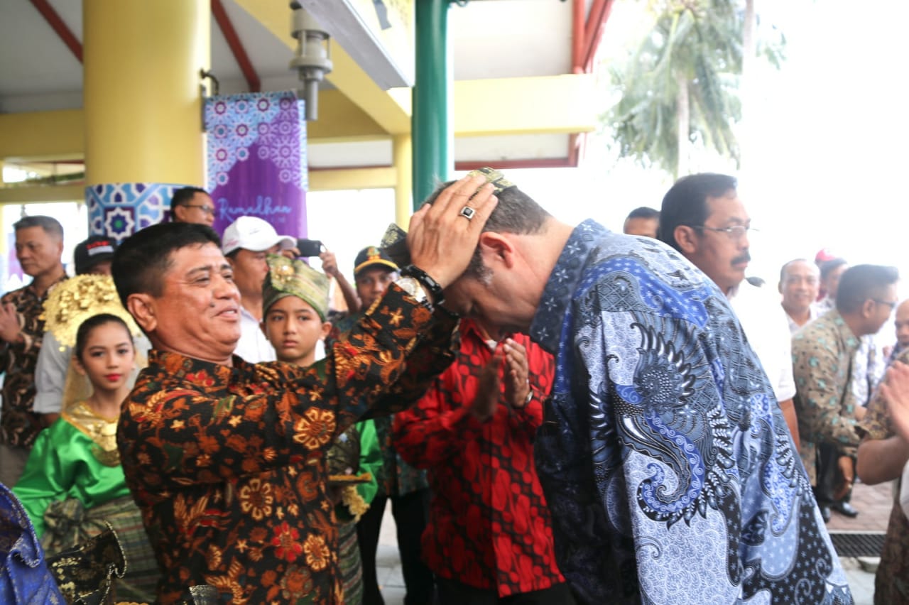 Wakil Bupati Bintan, Apri Dalmasri menyambut kedatangan turis dari kapal pesiar